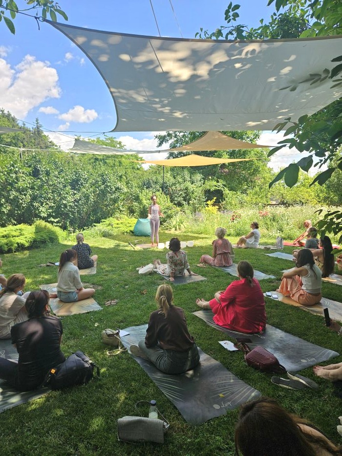Retreat yoga pentru companii, in aer liber langa Bucuresti